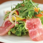 風味豊かな自慢の生ハムサラダ
