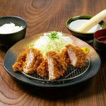 幻の豚と呼ばれる金華豚。ふんわりやわらかな銘柄豚のヒレかつ