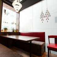 6名から7名まで座れるテーブル席は、のれんで周りを気にせず話ができ、接待での利用にも喜ばれるとか。旬の食材を使った鉄板焼き料理で、仕事の話も弾みます。