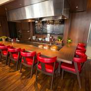 大きな鉄板を目の前にしたカウンター席は、予約の際に指定する方も多い人気の席とのこと。料理を待っている間に、調理している過程や音、香りも楽しめて、カップルにもおすすめです。