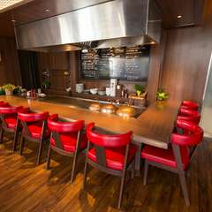 ライブ感溢れる鉄板焼きを目の前で楽しめるカウンター席