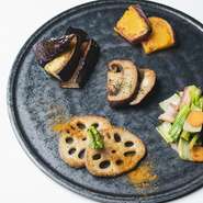 契約農家さんや有機野菜にこだわっている八百屋さんから仕入れている瑞々しい野菜は、味が濃く、希少な野菜もあります。シンプルな味付けで、野菜本来の味わいを楽しめます。