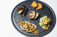 契約農家さんや有機野菜にこだわっている八百屋さんから仕入れている瑞々しい野菜は、味が濃く、希少な野菜もあります。シンプルな味付けで、野菜本来の味わいを楽しめます。