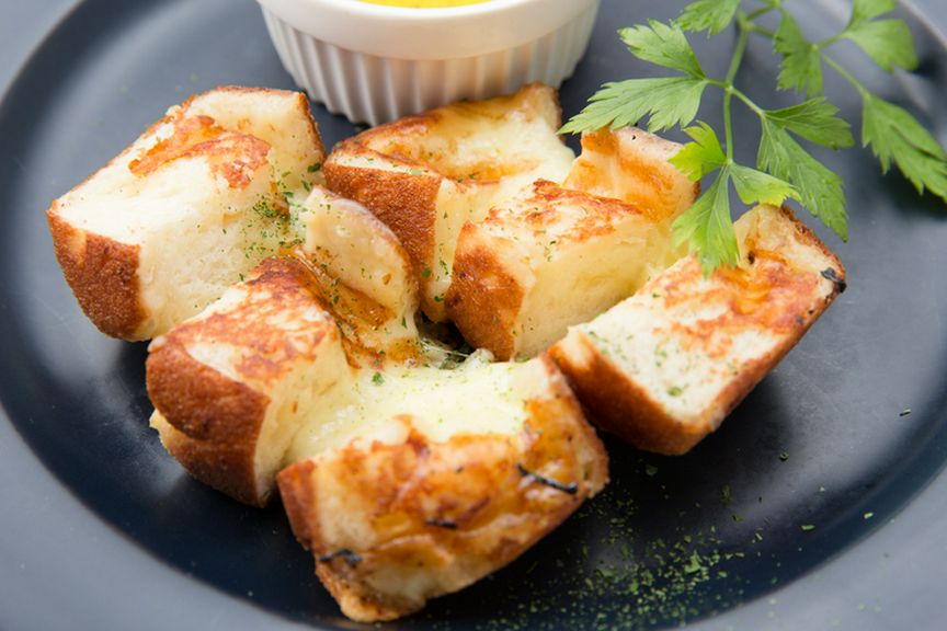 店で生地から手作りしているモチモチの『チーズナン』