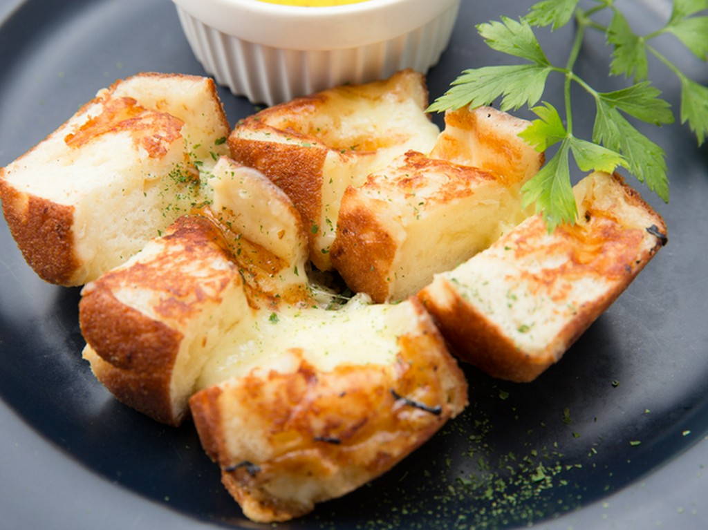 店で生地から手作りしているモチモチの『チーズナン』