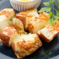 店で生地から手作りしているモチモチの『チーズナン』