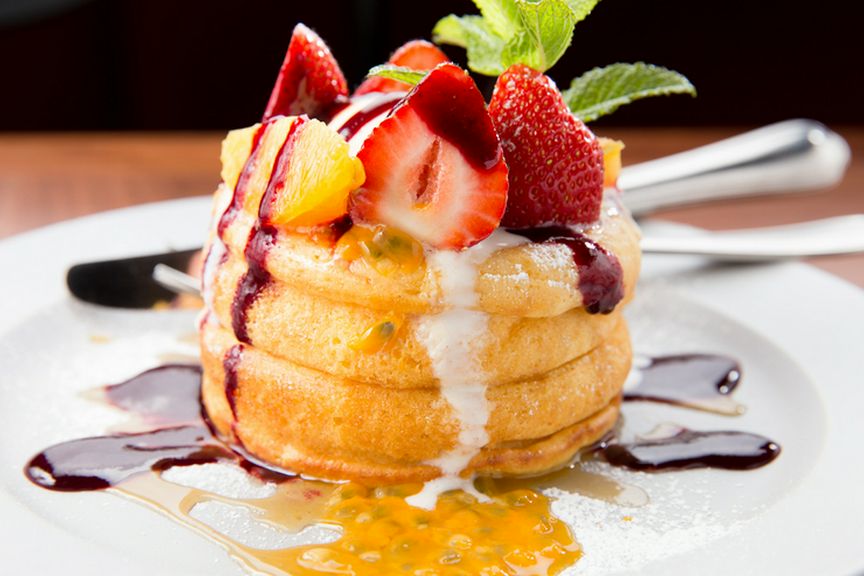 旬のフルーツと食べる、ふわふわの食感『パンケーキ』