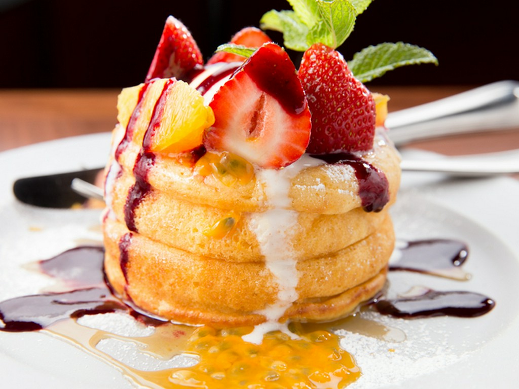 旬のフルーツと食べる、ふわふわの食感『パンケーキ』