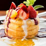 鉄板で20分じっくり焼き、二段に重ね、バニラアイスとフルーツを乗せました。和三盆糖蜜のソースと、上品な甘さのメイプルシロップを掛けて食べます。試行錯誤を重ねた逸品です。