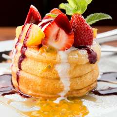 旬のフルーツと食べる、ふわふわの食感『パンケーキ』