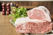 和牛の香りとコクのある旨味が堪能できるサーロインステーキのコース