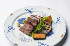 色んな鉄板焼きと和牛ステーキ食べ比べが出来る、人気のコース