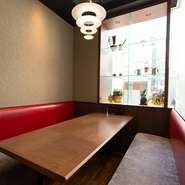 木を活かしたナチュラルな雰囲気の店内には、座り心地の良いカウンター席とテーブル席があり、個室も完備されています。大事なゲストをお招きした接待や、食事会に最適な空間です。