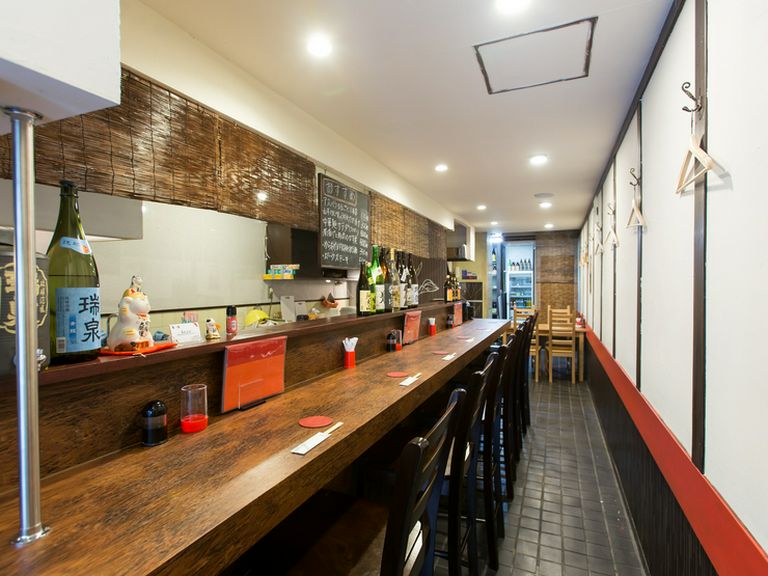 目線の高いカウンターで、料理人との会話も楽しめる