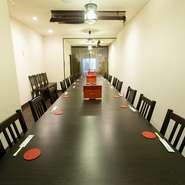 2階の大部屋は最大32人まで利用可能。ワンフロア貸し切りのため、周りの目を気にする必要もありません。気の知れた仲間同士で心置きなく楽しめます。