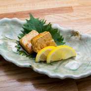 濃厚かつなめらかなクリームチーズのマリネ。九州産の甘口醤油と生わさびとともにいただく、お酒にぴったりのひと品です。