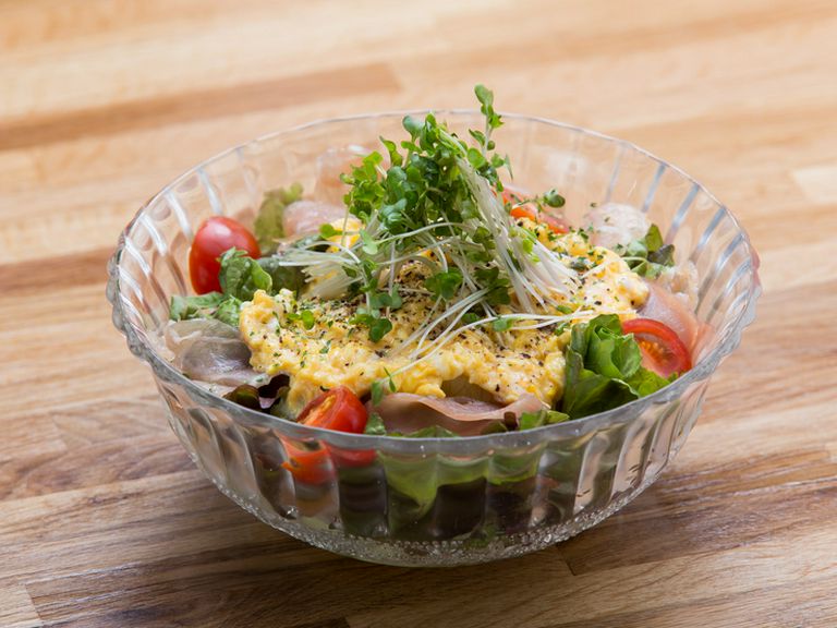 『あったかい玉子の生ハムサラダ』
