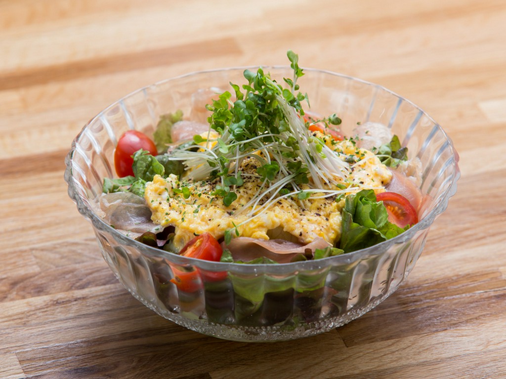 『あったかい玉子の生ハムサラダ』