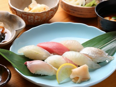 地元の地酒のほか「明石の魚に合う」という観点で選んだ日本酒