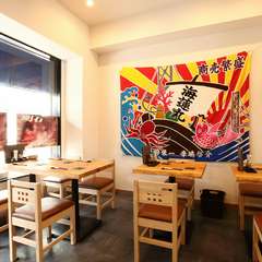 「漁師直送」ののぼりや大漁旗で気軽に入店しやすい店に