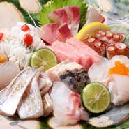 「厳選」という名のとおり、現役漁師が毎日仕入れる約30種もの魚介の中からさらに厳選した7～8種のベスト食材を盛り込んでいます。まさに百花絢爛といった見た目も華やかで、目でも舌でも楽しめる逸品です。