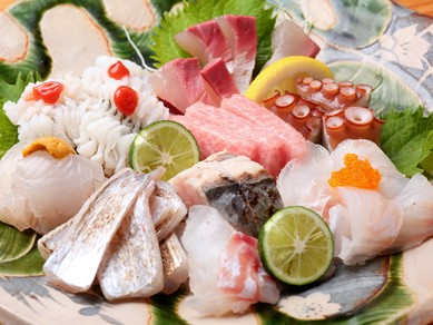 厳選魚介をさらにふるいにかけた『厳選刺身盛り』