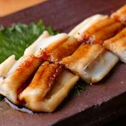 明石の海は、肉食のアナゴのえさとなる小魚や甲殻類が豊富。そのため、良質なアナゴがシーズンを問わず水揚げされます。丁寧に柔らかく蒸し上げたアナゴは、握りはもちろん、酒のあてにしても最高です。