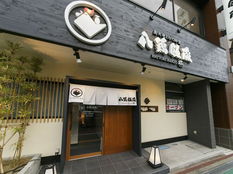 駅から徒歩1分の好アクセス。可愛いニワトリのマークが目印