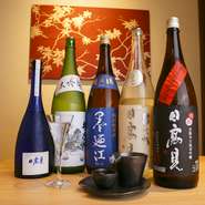 日本酒は大吟醸以上の種類を取り揃えています。石巻の地酒を中心に、酒蔵から直接仕入れるので、貴重な銘柄も。冷酒は、特注でつくられた器で堪能できます。