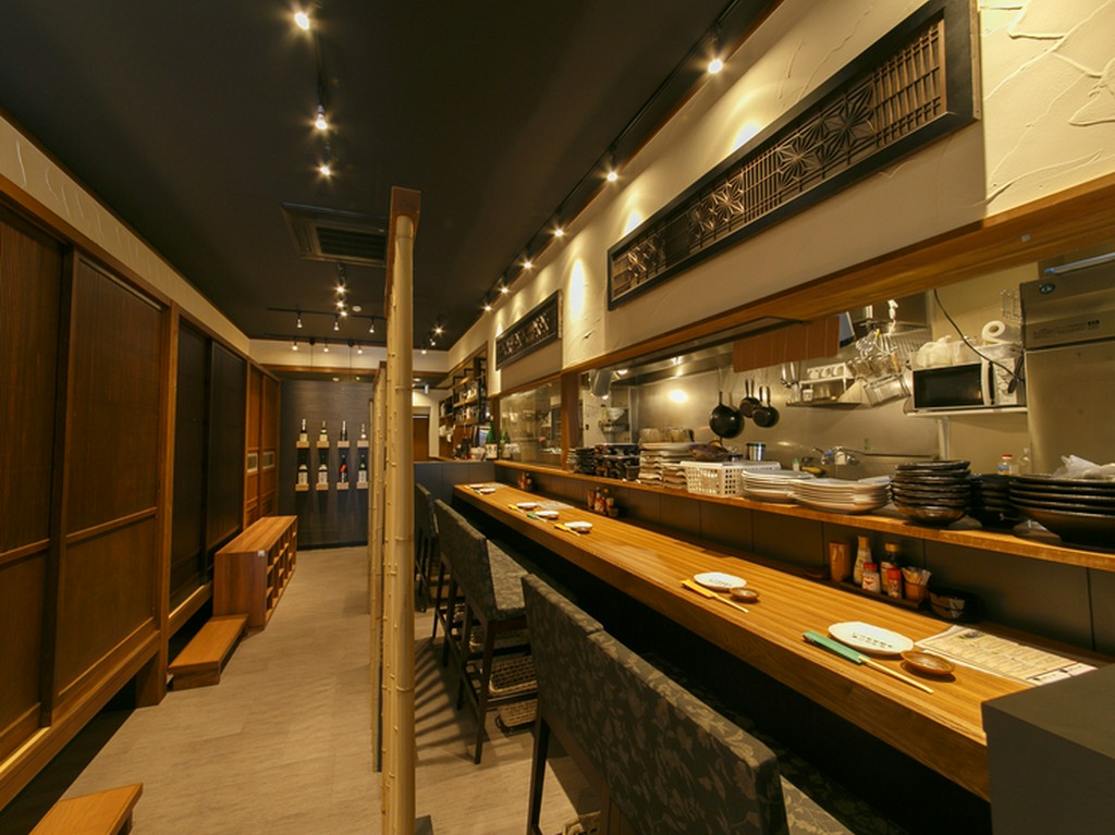 特注の椅子が、とってもお洒落な雰囲気のカウンター席