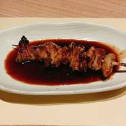 炭火焼でじっくり焼き上げた国産鶏肉使用の安心、おいしい焼き鳥です。
当店の皮串は鶏の首皮を使用しています。モチっとした食感がたまらない一串です
自家製の焼き鳥のたれがうまみを引き立てます。