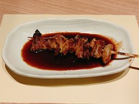 炭火焼でじっくり焼き上げた国産鶏肉使用の安心、おいしい焼き鳥です。
当店の皮串は鶏の首皮を使用しています。モチっとした食感がたまらない一串です
自家製の焼き鳥のたれがうまみを引き立てます。