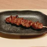 炭火焼でじっくり焼き上げた国産鶏肉使用の安心、おいしい焼き鳥です。
砂肝は鶏の胃の部位です。コリコリ食感がたまらない一串です
当社オリジナルブレンドの塩コショウがうまみを引き立てます。