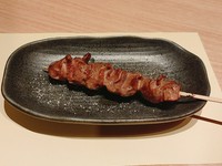 炭火焼でじっくり焼き上げた国産鶏肉使用の安心、おいしい焼き鳥です。
砂肝は鶏の胃の部位です。コリコリ食感がたまらない一串です
当社オリジナルブレンドの塩コショウがうまみを引き立てます。