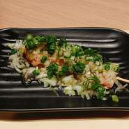 炭火焼で焼き上げた国産鶏肉を使用したせせり串にネギをたっぷり乗せて特製塩だれで仕上げました。
ネギの分だけおいしい逸品です。
