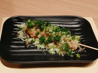 炭火焼で焼き上げた国産鶏肉を使用したせせり串にネギをたっぷり乗せて特製塩だれで仕上げました。
ネギの分だけおいしい逸品です。