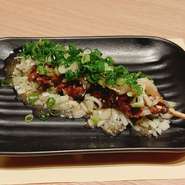 炭火焼で焼き上げた国産鶏肉を使用したレバー串にネギをたっぷり乗せて特製塩だれで仕上げました。
ネギの分だけおいしい逸品です。