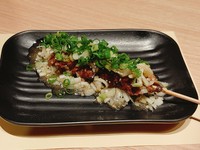 炭火焼で焼き上げた国産鶏肉を使用したレバー串にネギをたっぷり乗せて特製塩だれで仕上げました。
ネギの分だけおいしい逸品です。