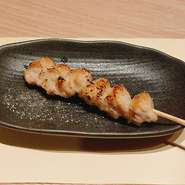 炭火焼でじっくり焼き上げた国産鶏肉使用の安心、おいしい焼き鳥です。
ぽんじりは鶏のしっぽにあたる希少部位です、ジューシーぷりぷりっとした食感の一串です。
オリジナルの塩コショウがうまみを引き立てます。