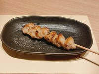 炭火焼でじっくり焼き上げた国産鶏肉使用の安心、おいしい焼き鳥です。
ぽんじりは鶏のしっぽにあたる希少部位です、ジューシーぷりぷりっとした食感の一串です。
オリジナルの塩コショウがうまみを引き立てます。