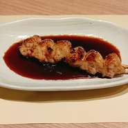 炭火焼でじっくり焼き上げた国産鶏肉使用の安心、おいしい焼き鳥です。
ぽんじりは鶏のしっぽにあたる希少部位です、ジューシーぷりぷりっとした食感の一串です。
自家製の焼き鳥のたれがうまみを引き立てます。