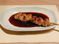 炭火焼でじっくり焼き上げた国産鶏肉使用の安心、おいしい焼き鳥です。
ぽんじりは鶏のしっぽにあたる希少部位です、ジューシーぷりぷりっとした食感の一串です。
自家製の焼き鳥のたれがうまみを引き立てます。