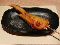 炭火焼でじっくり焼き上げた国産鶏肉使用の安心、おいしい焼き鳥です。
言わずと知れた人気の手羽先です。もっちりジューシーがたまらない一串です
当社オリジナルブレンドの塩コショウがうまみを引き立てます。