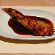 炭火焼でじっくり焼き上げた国産鶏肉使用の安心、おいしい焼き鳥です。
言わずと知れた人気の手羽先です。もっちりジューシーがたまらない一串です。
自家製の焼き鳥のたれがうまみを引き立てます。