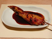 炭火焼でじっくり焼き上げた国産鶏肉使用の安心、おいしい焼き鳥です。
言わずと知れた人気の手羽先です。もっちりジューシーがたまらない一串です。
自家製の焼き鳥のたれがうまみを引き立てます。