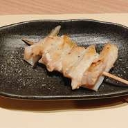 炭火焼でじっくり焼き上げた国産鶏肉使用の安心、おいしい焼き鳥です。
胸肉の先端の部位で１羽から一つの超希少部位です。コリコリがたまらない一串です
当社オリジナルの塩コショウがうまみを引き立てます。