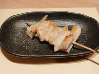 炭火焼でじっくり焼き上げた国産鶏肉使用の安心、おいしい焼き鳥です。
胸肉の先端の部位で１羽から一つの超希少部位です。コリコリがたまらない一串です
当社オリジナルの塩コショウがうまみを引き立てます。