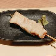 炭火焼でじっくり焼き上げた国産鶏肉使用の安心、おいしい焼き鳥です。
脂肪分が少なくヘルシーな部位です。
わさびを付けて召し上がれ。