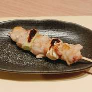 炭火でじっくり焼き上げた国産鶏肉使用の安心、おいしい焼き鳥です。
炭火焼のうまさがわかる逸品です。
当社オリジナル配合の塩コショウがうまみを引き立てます。