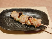 炭火でじっくり焼き上げた国産鶏肉使用の安心、おいしい焼き鳥です。
炭火焼のうまさがわかる逸品です。
当社オリジナル配合の塩コショウがうまみを引き立てます。